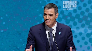 El avión en el que viajaba Pedro Sánchez aterriza de emergencia en Turquía