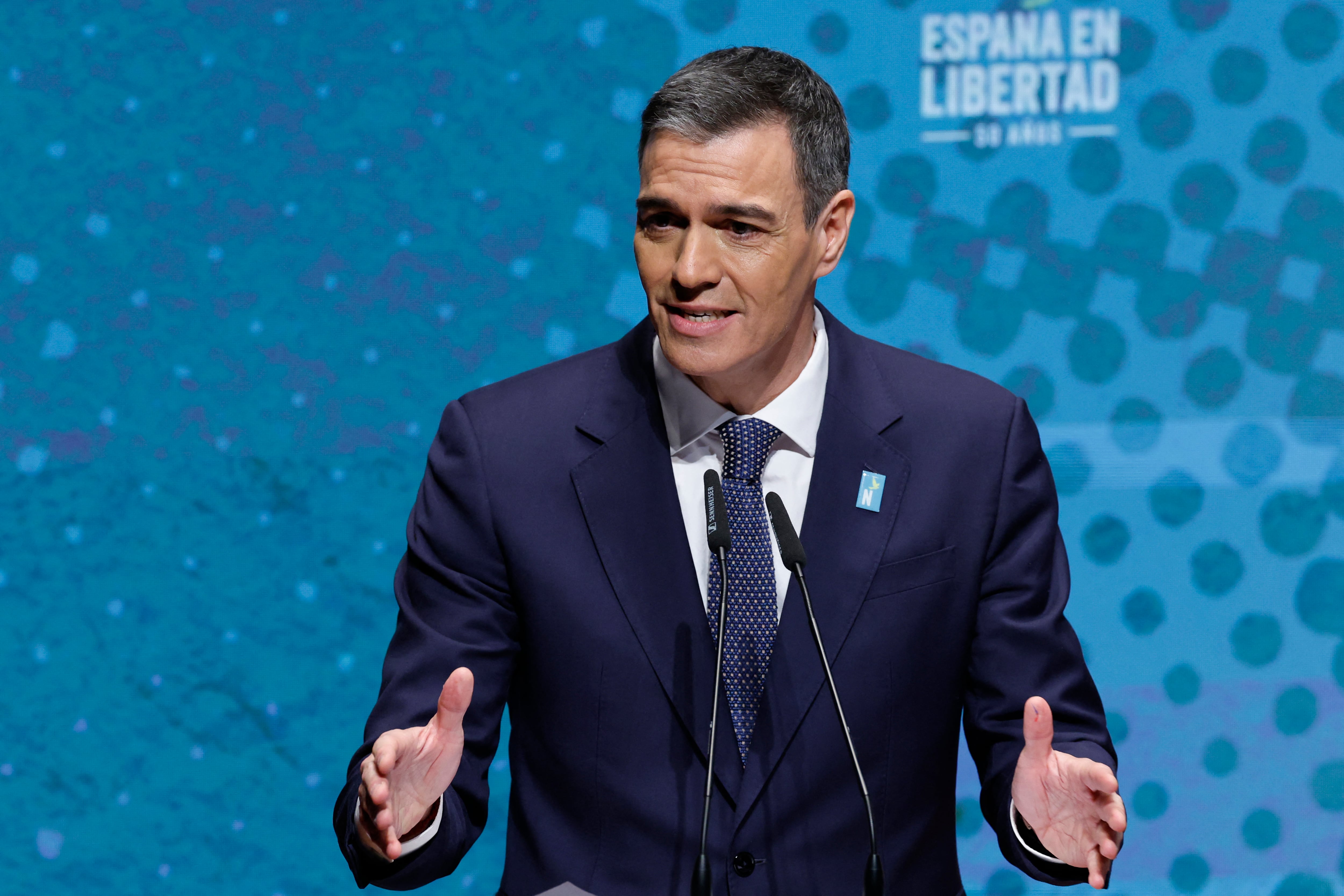 El presidente del Gobierno español, Pedro Sánchez, pronuncia el discurso inaugural del primer acto de las conmemoraciones oficiales "España en Libertad", en el Museo Reina Sofía de Madrid, el 8 de enero de 2025, en el que se conmemora el 50.º aniversario de la muerte del dictador Francisco Franco. Sánchez declaró hoy que el multimillonario propietario de la plataforma de redes sociales X, Elon Musk, "ataca abiertamente nuestras instituciones" y "incita al odio". En su discurso de inicio de las conmemoraciones oficiales del 50.º aniversario de la muerte del dictador Francisco Franco, Sánchez también acusó al "hombre más rico del planeta" de pedir "apoyo a los herederos de la Alemania nazi en las próximas elecciones".