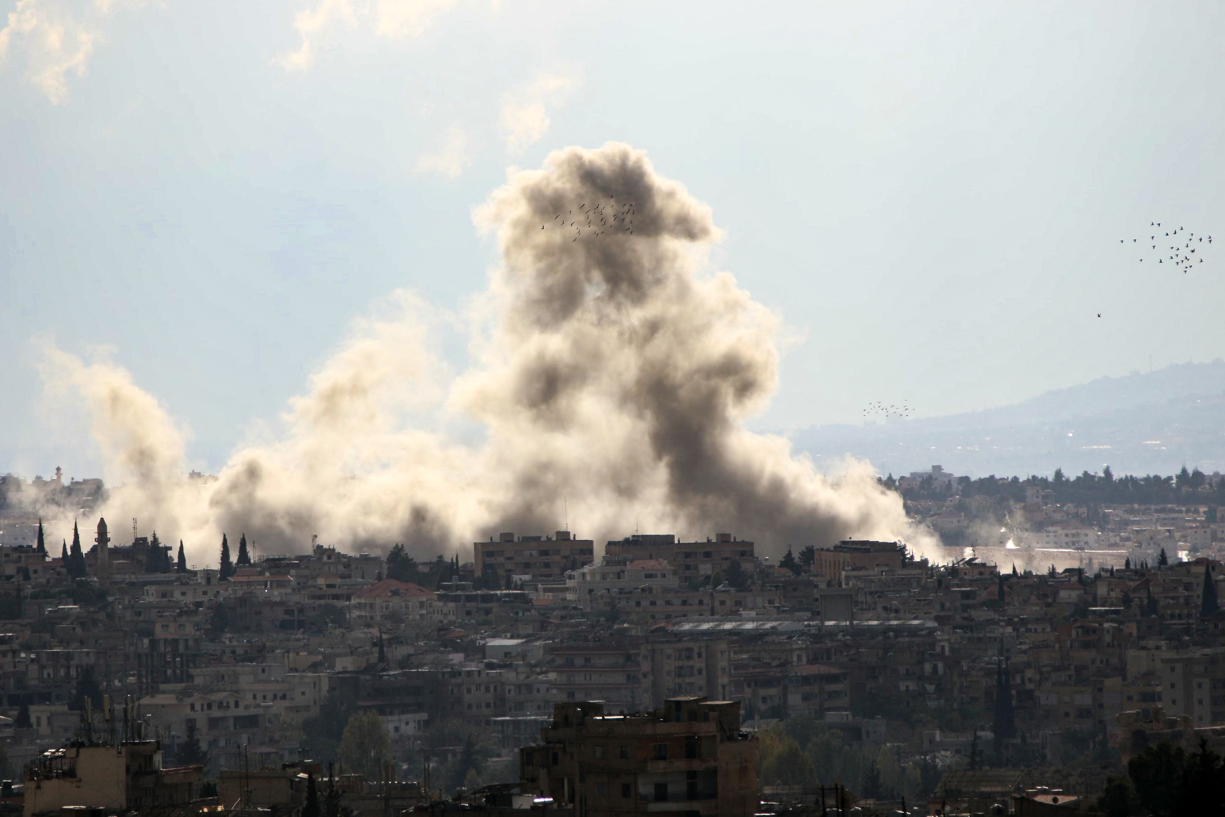 El humo se eleva tras un ataque aéreo israelí que tuvo como objetivo la ciudad de Baalbeck, en el este de Líbano, el 3 de noviembre de 2024, en medio de la guerra en curso entre Israel y Hezbolá. Foto de Nidal SOLH / AFP