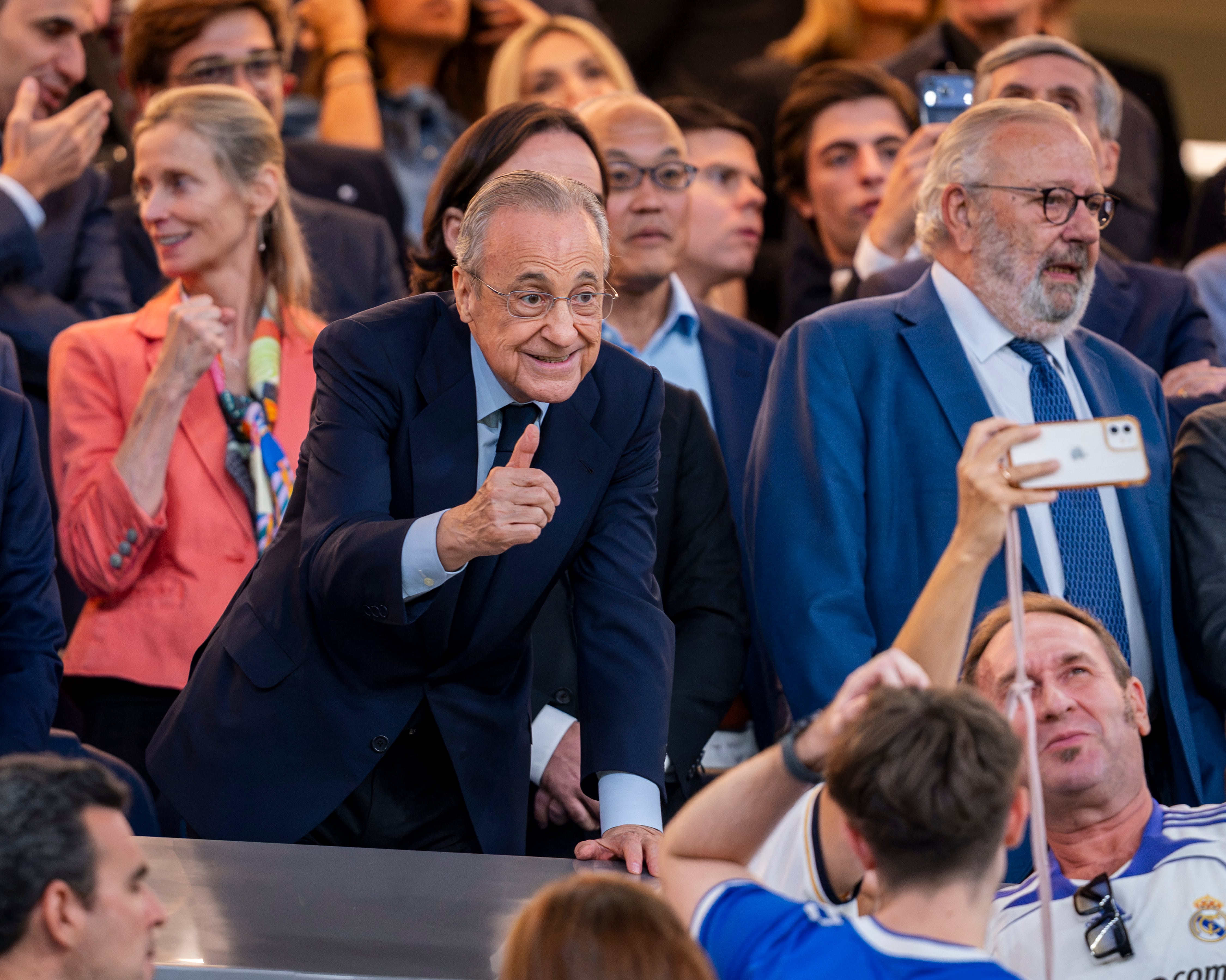 Florentino Perez, saluda para una fotografía en el estadio Santiago Bernabéu el pasado 12 de setiembre. El alto dirigente sostiene un pulso legal con el FC Barcelona.