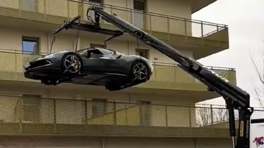 Un Ferrari de $400.000 terminó en depósito tras una orden que prohibió mantenerlo en un balcón por riesgos para el edificio.