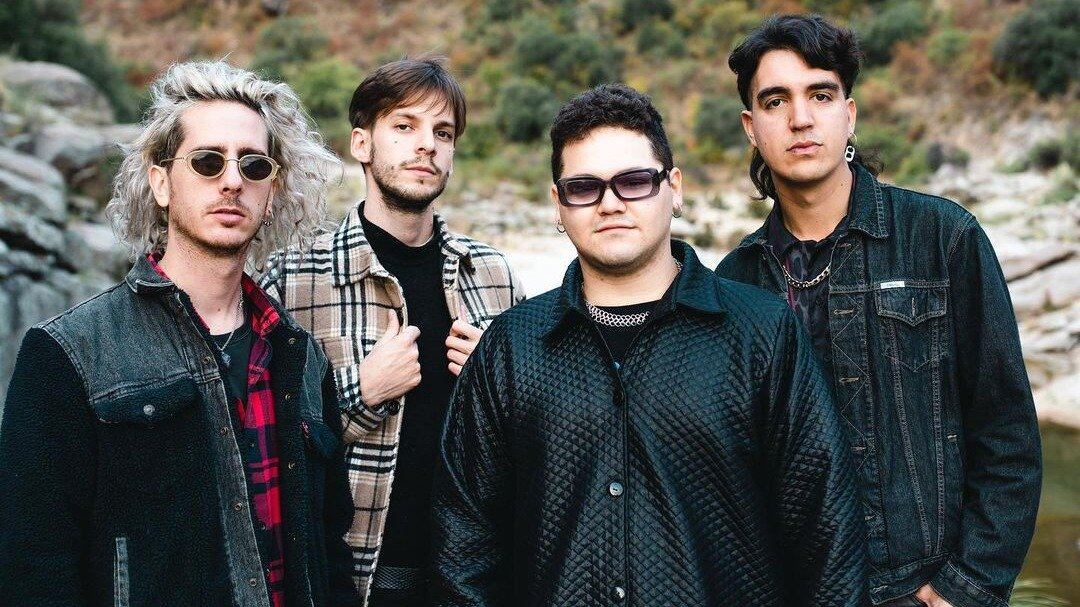 La agrupación 1915 está conformada por Cruz Hunkeler (guitarra y voz), Alejo Freixas (bajo), “Penzo” (teclados y sintetizadores) y Jeremías Alegre (batería). Foto: Cortesía Lit by Inc