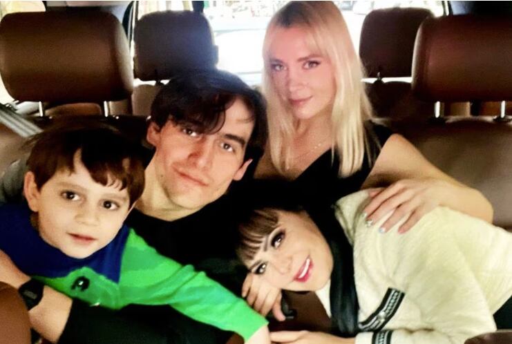 Foto de Maribel Guardia en compañía de su hijo Julián, su nieto José Julián y la madre del niño Imelda Garza.