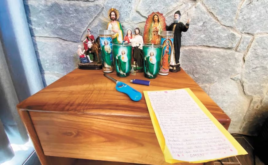 En la cabaña había imágenes de la Virgen de Guadalupe, San Chárbel y San Judas Tadeo. Foto: Valente Rosas / EL UNIVERSAL