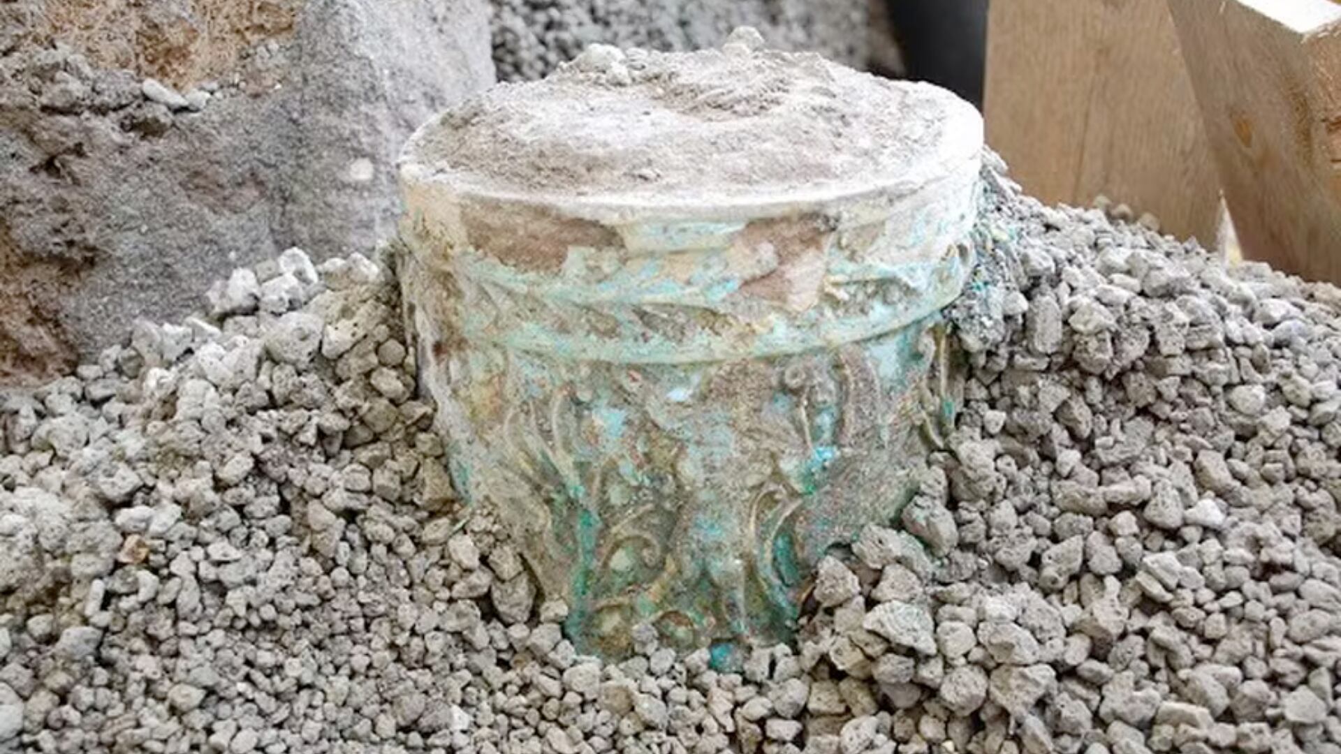 La aparición de un vaso egipcio en un restaurante romano de Pompeya muestra la mezcla de lujo y vida común en la ciudad antes de su destrucción.