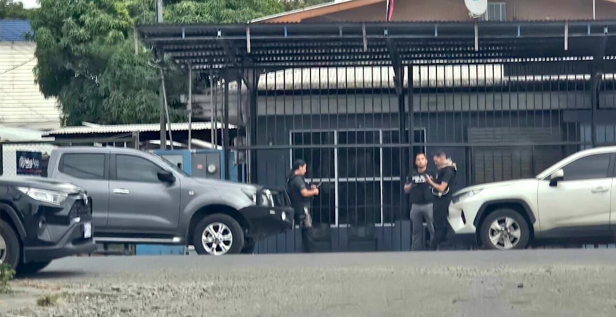 Agentes del OIJ este 20 de agosto frente a las oficinas de la Municipalidad de Talamanca en Limón. El pasado 21 de mayo, ese gobierno local también había sido allanado. Fotografía: Chat Comunitario.