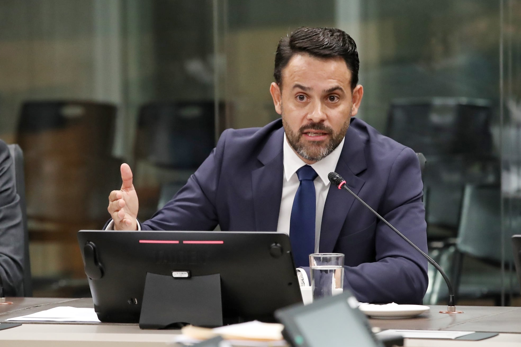 Comparece director de BCIE Erwen Masís, ante comisión investigadora del Sinart en sala de comisiones de la Asamblea Legislativa / foto John Durán