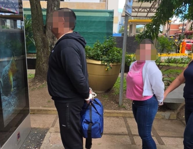Melannie Bell y Joseph Casanova se entregan en Tribunales de San José.
