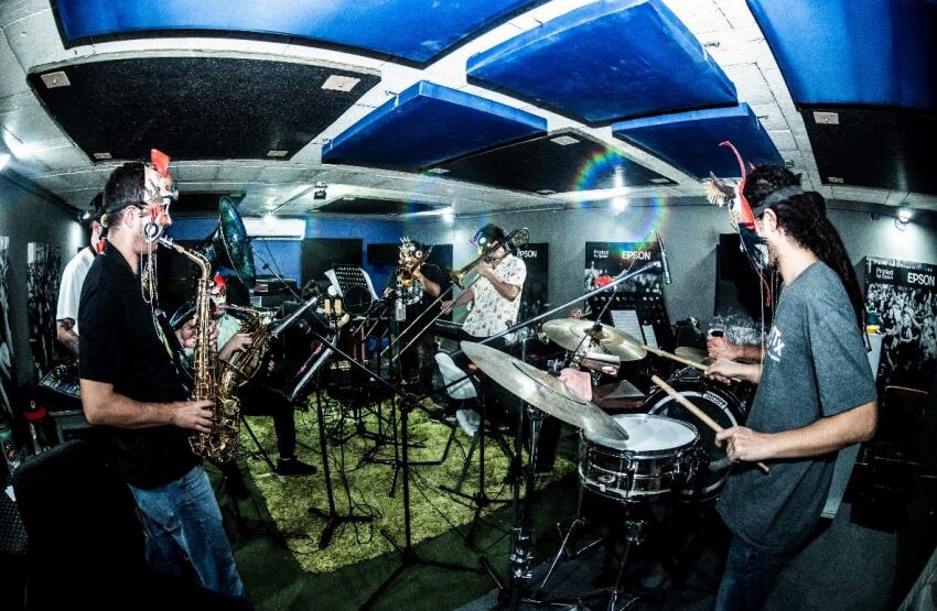 Imagen del grupo Uachimán durante la grabación de una nueva versión de 'La historia salvaje'. Se ve a los músicos con sus típicas máscaras tocando varios instrumentos.