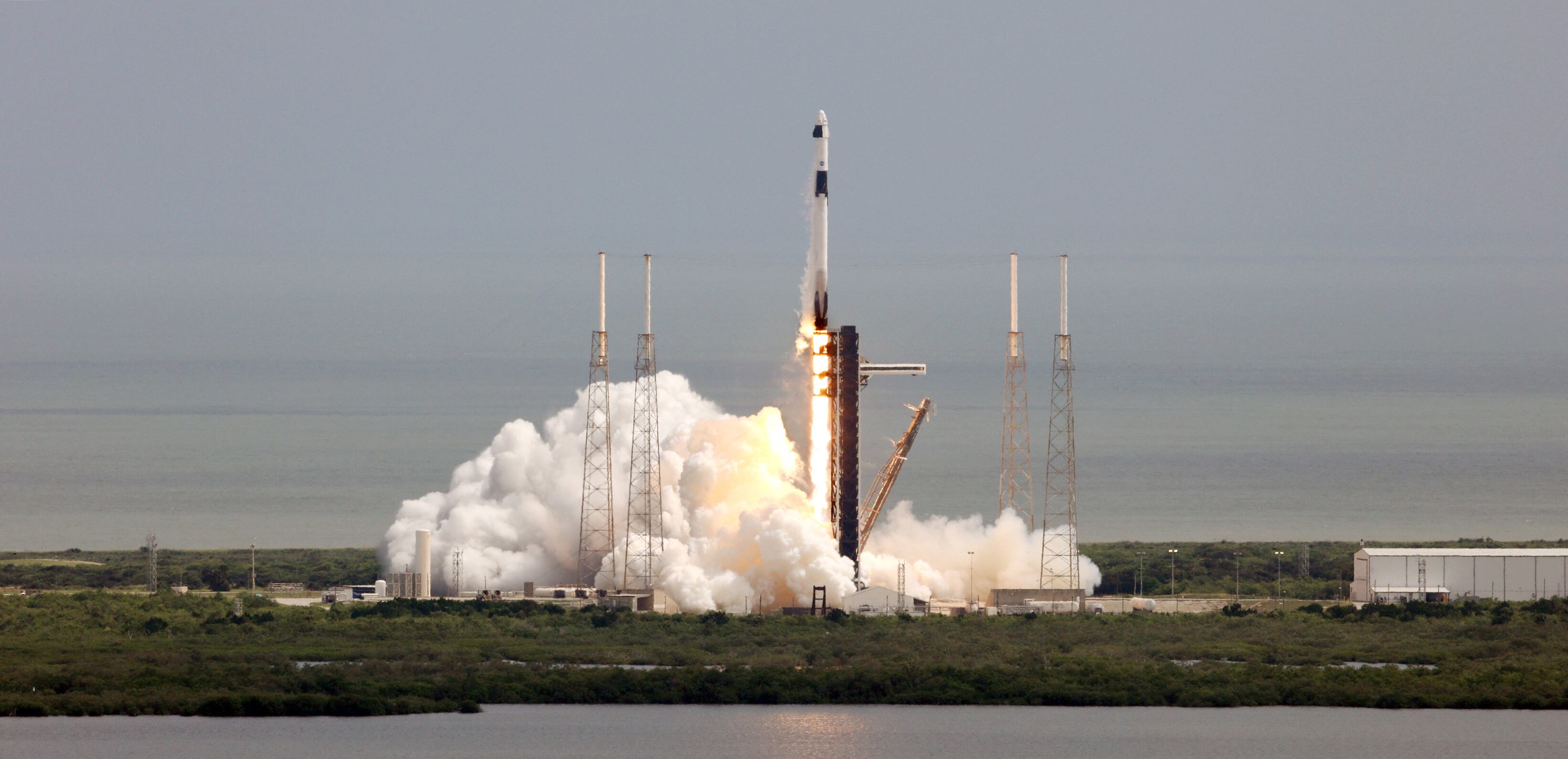 SpaceX suspendió lanzamientos del Falcon 9 debido a un fallo en la segunda etapa, afectando la misión de OneWeb.