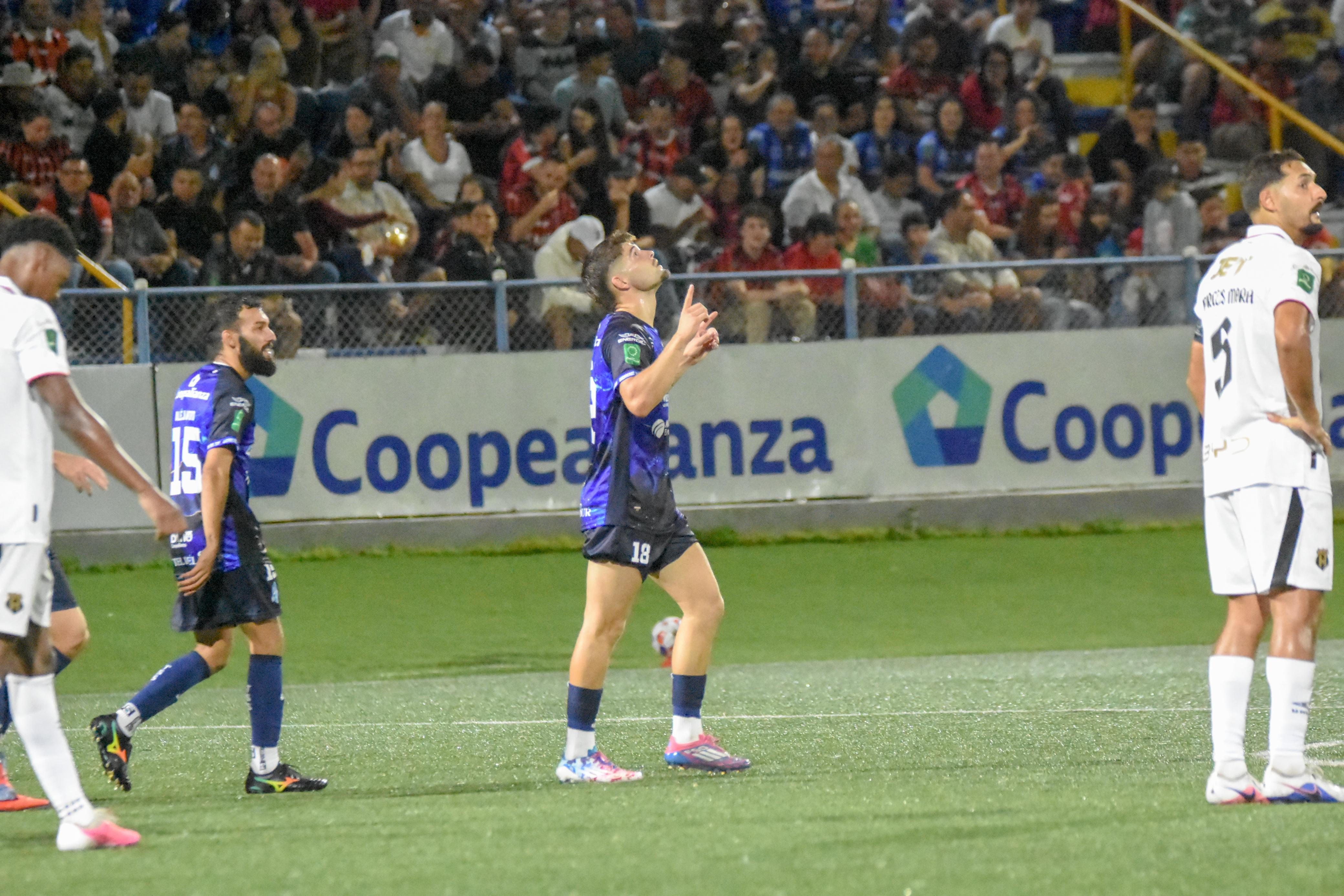 Elián Quesada anotó en el partido entre Pérez Zeledón y Liga Deportiva Alajuelense.