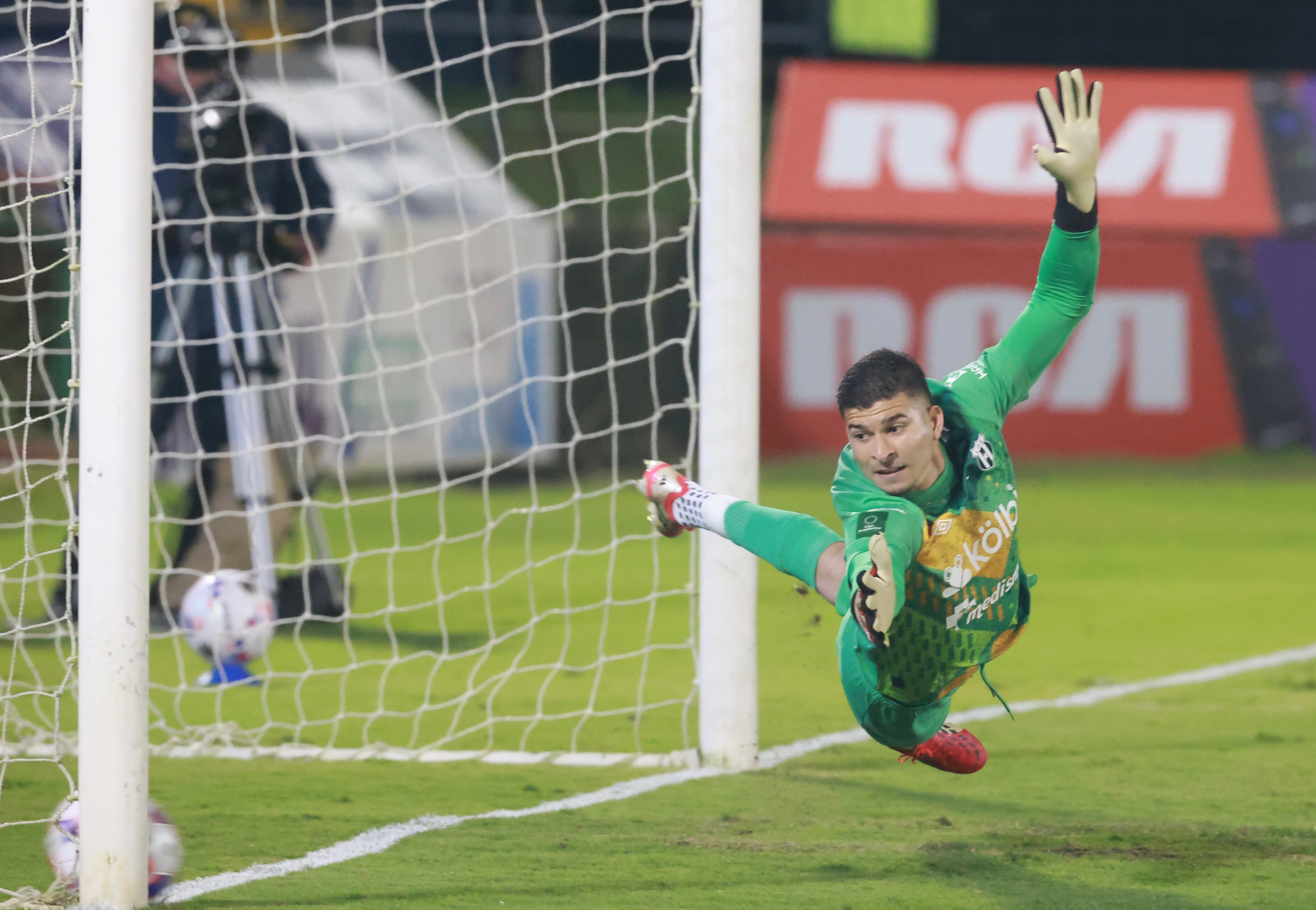 Así ingresó la pelota a la portería de Bayron Mora tras el penal cobrado por Claudio Montero en el partido entre Cartaginés y Alajuelense.