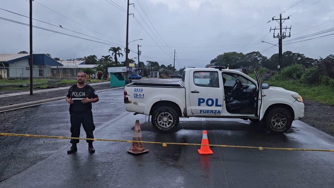 Los hombres fueron llevados con vida a la clínica de Pital de San Carlos, pero uno de ellos murió dentro del vehículo. Fuerza Pública aseguró la escena. Fotografía: