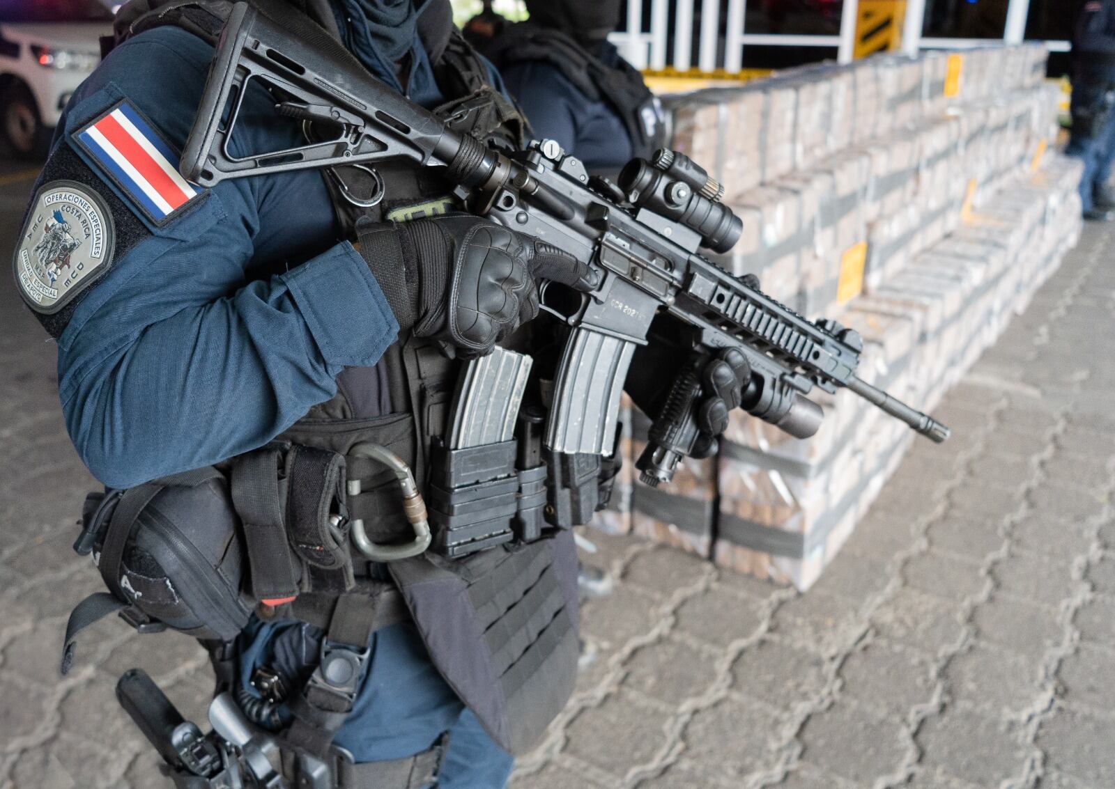 El millonario cargamento fue trasladado con custodia de grupos especializados hasta las bodegas de almacenamiento. Foto: MSP.