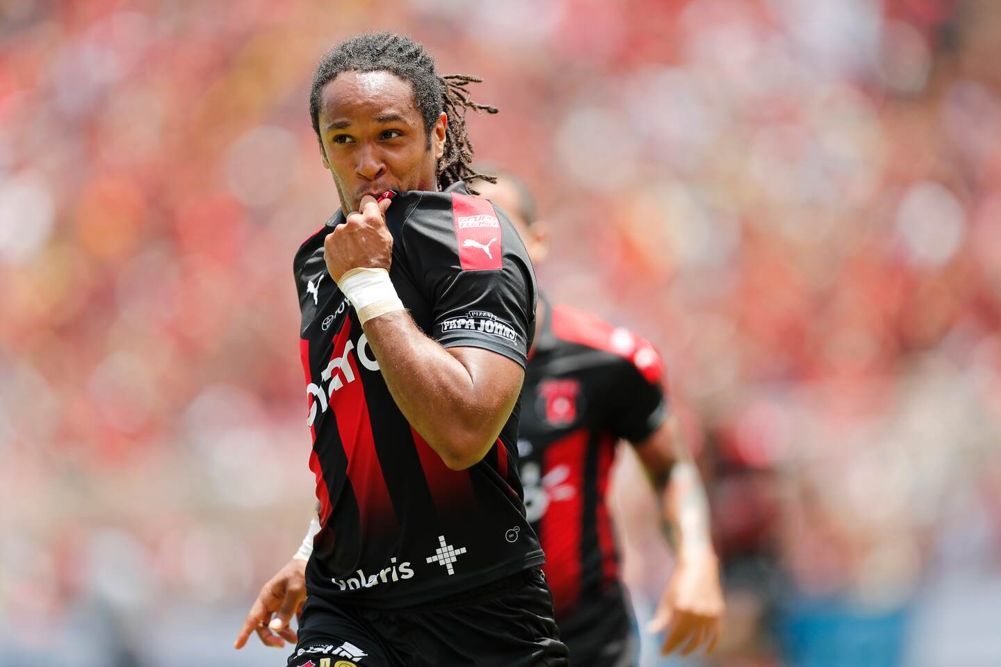 Jonathan McDonald marcó los dos goles de Alajuelense en el clásico.