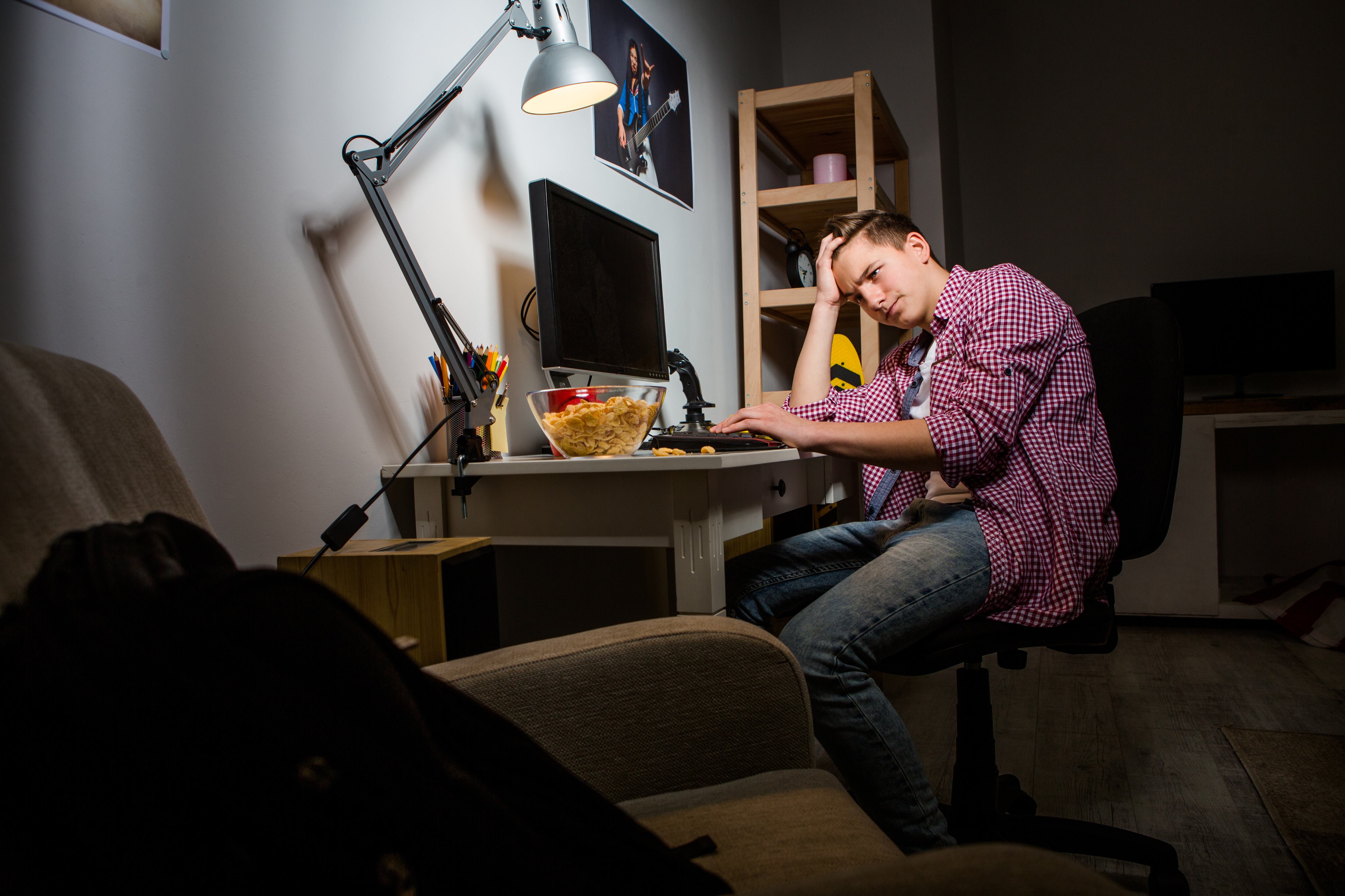 05/02/2024, San José, fotografías tomadas de Shutterstock para ilustrar, Jovenes encerrados en sus habitaciones.