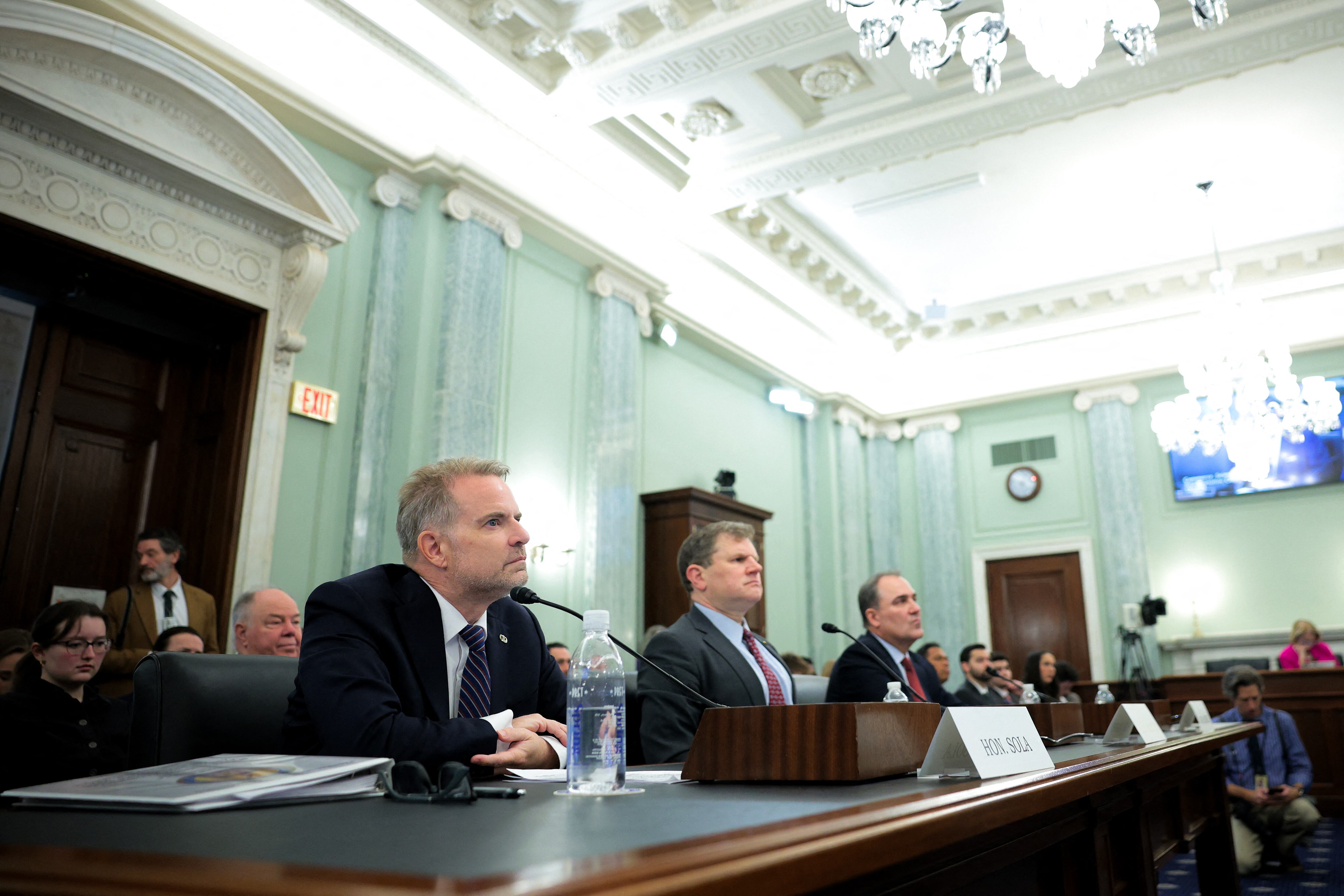 De izq. a der.) El presidente de la Comisión Federal Marítima (FMC, por sus siglas en inglés), Louis Sola, el comisionado de la FMC, Daniel Maffei, y el presidente y director ejecutivo del Consejo Mundial de Transporte Marítimo, Joseph Kramek, testifican durante una audiencia del Comité de Comercio, Ciencia y Transporte del Senado en el edificio Russell de oficinas del Senado.