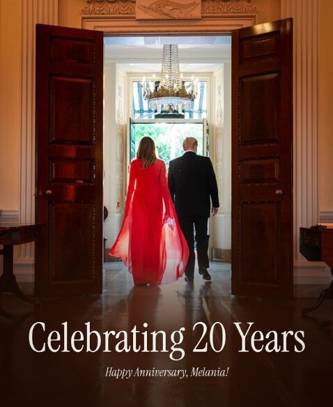 Imagen de Donald Trump y su esposa Melania de espaldas saliendo de una habitación tomados de la mano.