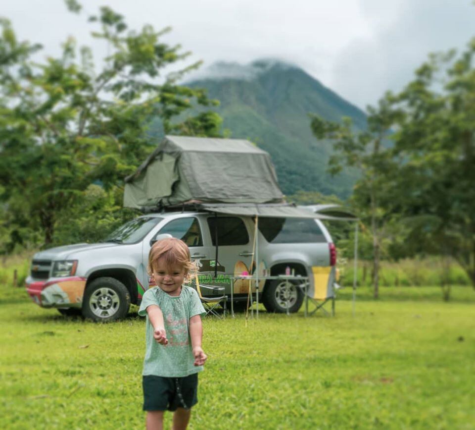 Los esposos Valeria Mora y Ricardo Acebey recorren el mundo junto a su hija Agatha. Los costarricenses lideran el proyecto 'Sin arrepentimientos' en donde comparten su historia de familia viajera a tiempo completo. Fotografía: Cortesía