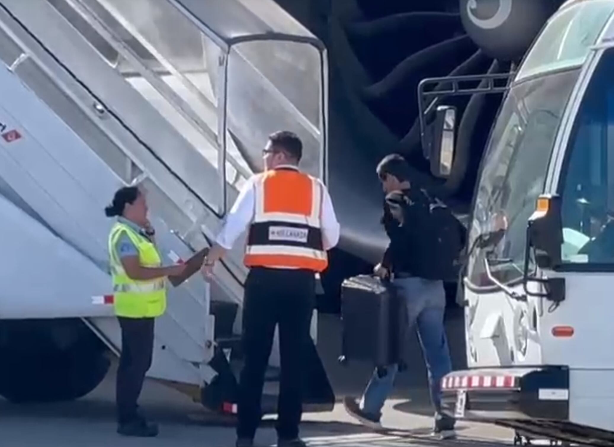 Luis Amador Jiménez, exministro del MOPT, aborda avión de Air Canadá para viajar a Montreal a autoexilio. Captura pantalla