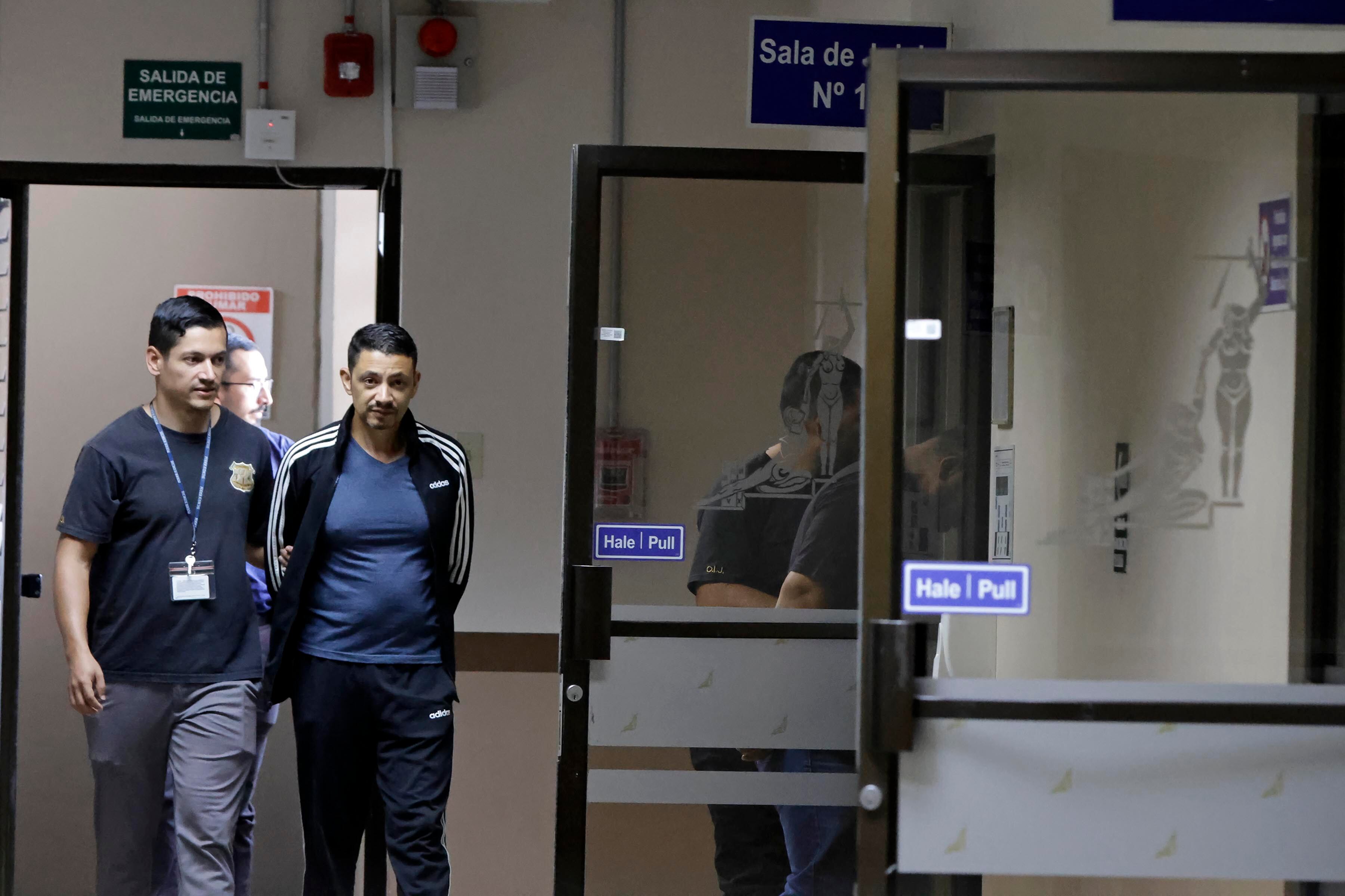 09/11/2023. Segundo Circuito Judicial, Goicoechea. Hora: 02:00 p.m. NOTA: VALORAR SI PUEDEN SALIR LOS ROSTROS DE LOS SOSPECHOSOS. Este jueves inicia la audiencia preliminar en el caso llamado Gallo Tapado, relacionado con la sustracción de ¢3.200 millones del Banco Nacional. En la foto, los sospechosos ingresan a la Sala de Juicio #10. Fotos: Mayela López