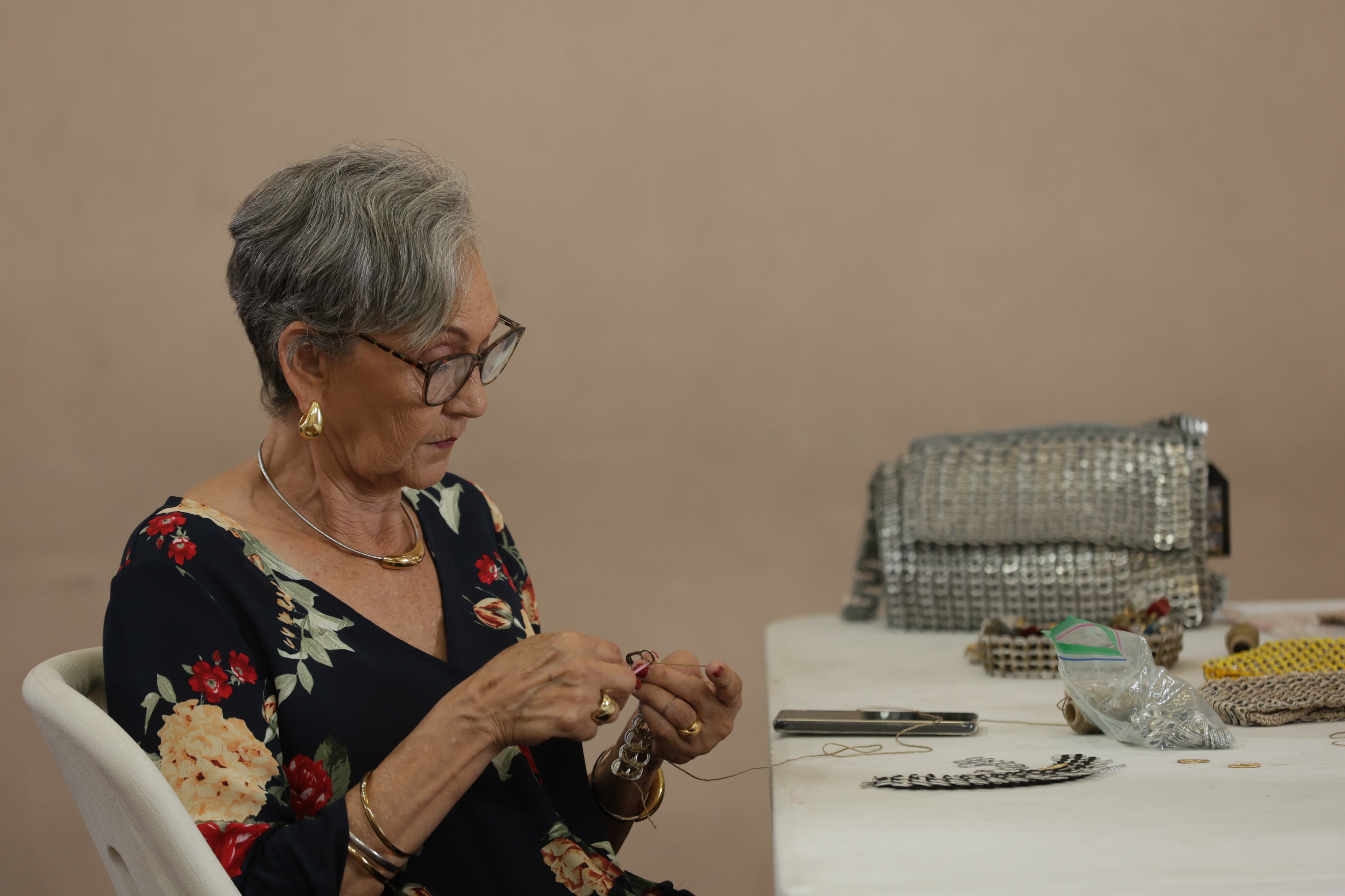 Lenis García enseña sus bolsos y da capacitación a alumnas quienes aprenden esta técnica