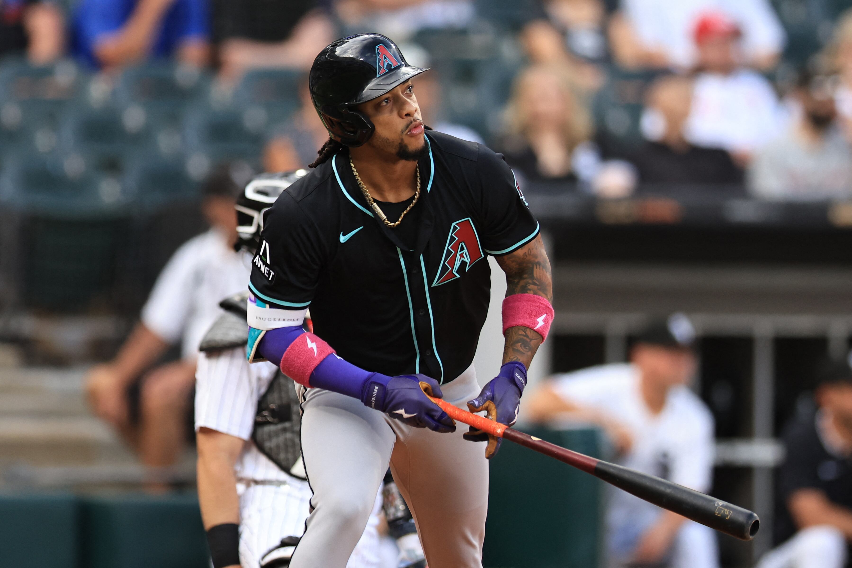 Ketel Marte, jugador de los Arizona Diamondbacks, en un turno al bate en la serie contra los Medias Blancas de Chicago donde sufrió ofensas contra su mamá.