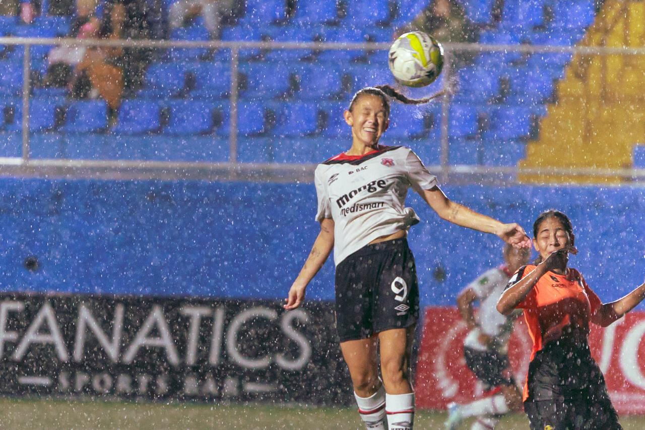 Liga Deportiva Alajuelense consiguió el triunfo ante Dimas Escazú debajo de un diluvio en el Estadio Nicolás Macís.