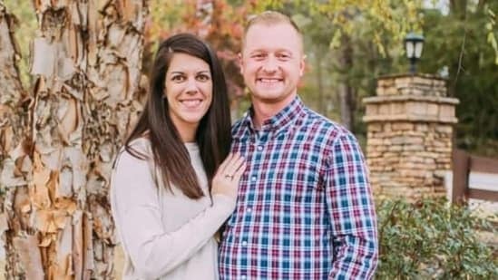 Un profesor de secundaria murió tras ser atropellado frente a su casa cuando un grupo de jóvenes realizaba una broma relacionada con el baile de graduación.