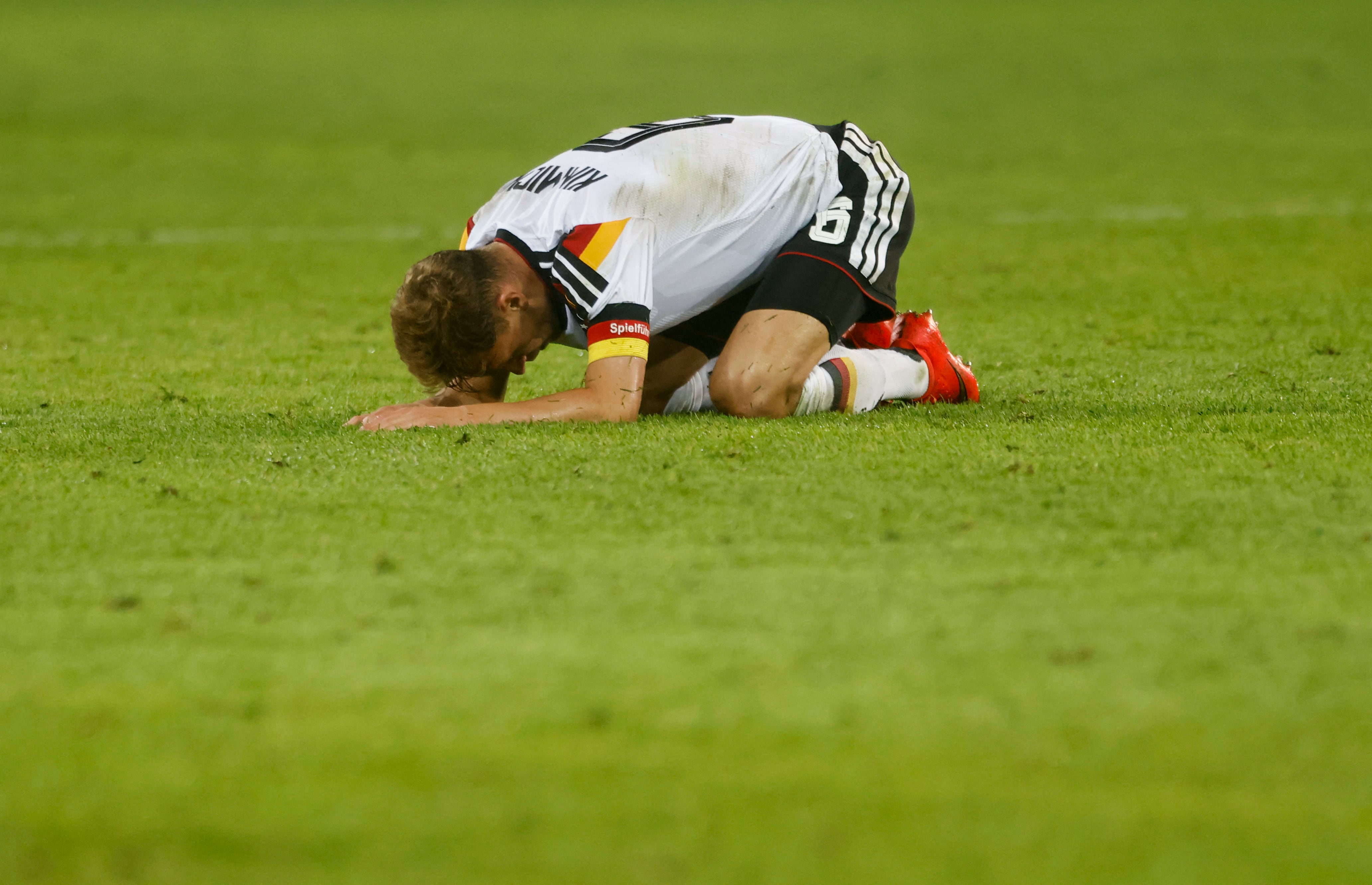 El volante alemán Joshua Kimmich reacciona durante la derrota de la Selección de Alemania ante Grecia, por la Nations League de Europa.