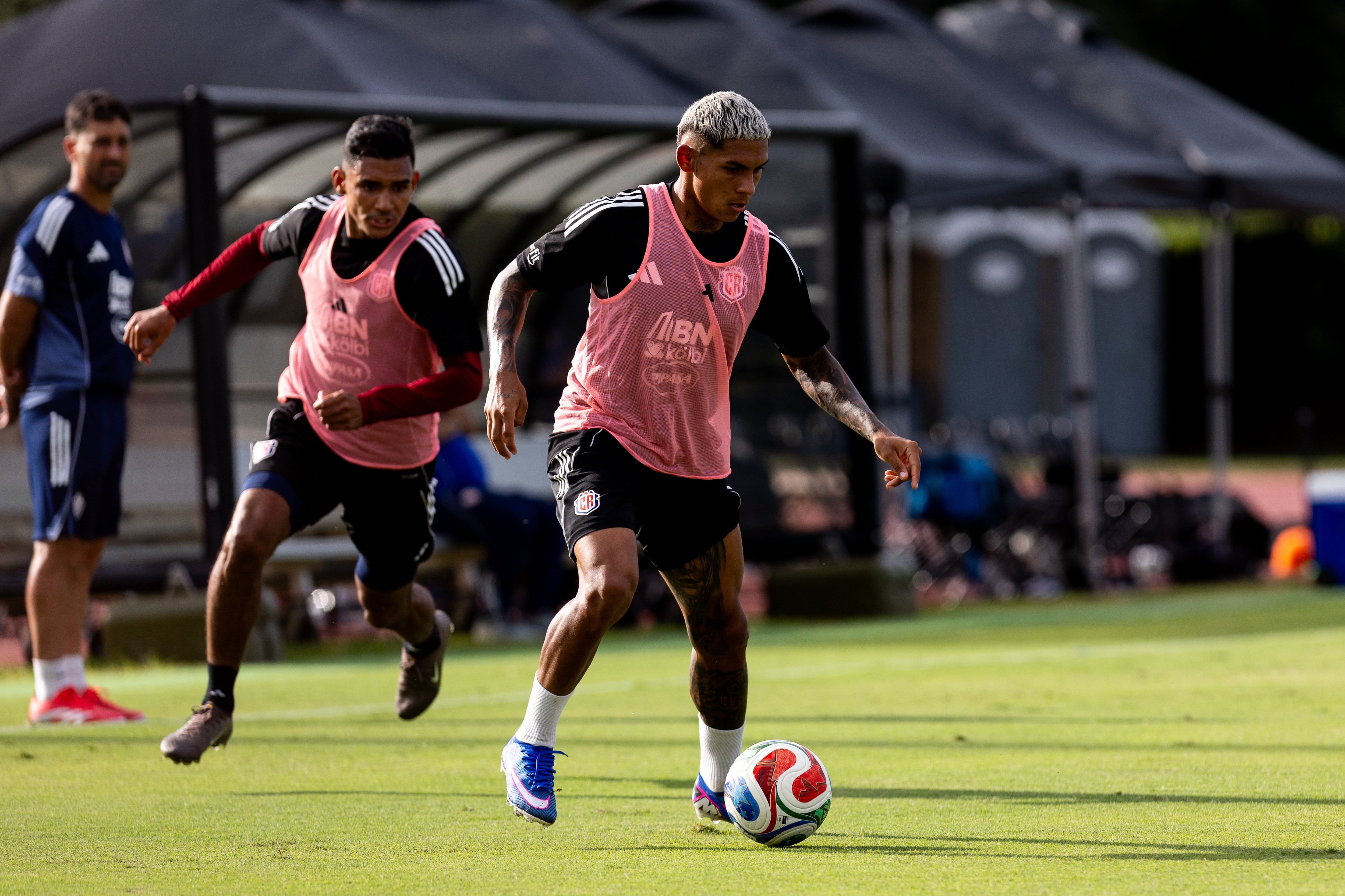 John Paul Ruiz controla un esférico en la práctica de la Selección de Costa Rica de este lunes 8 de junio en Orlando, Florida.