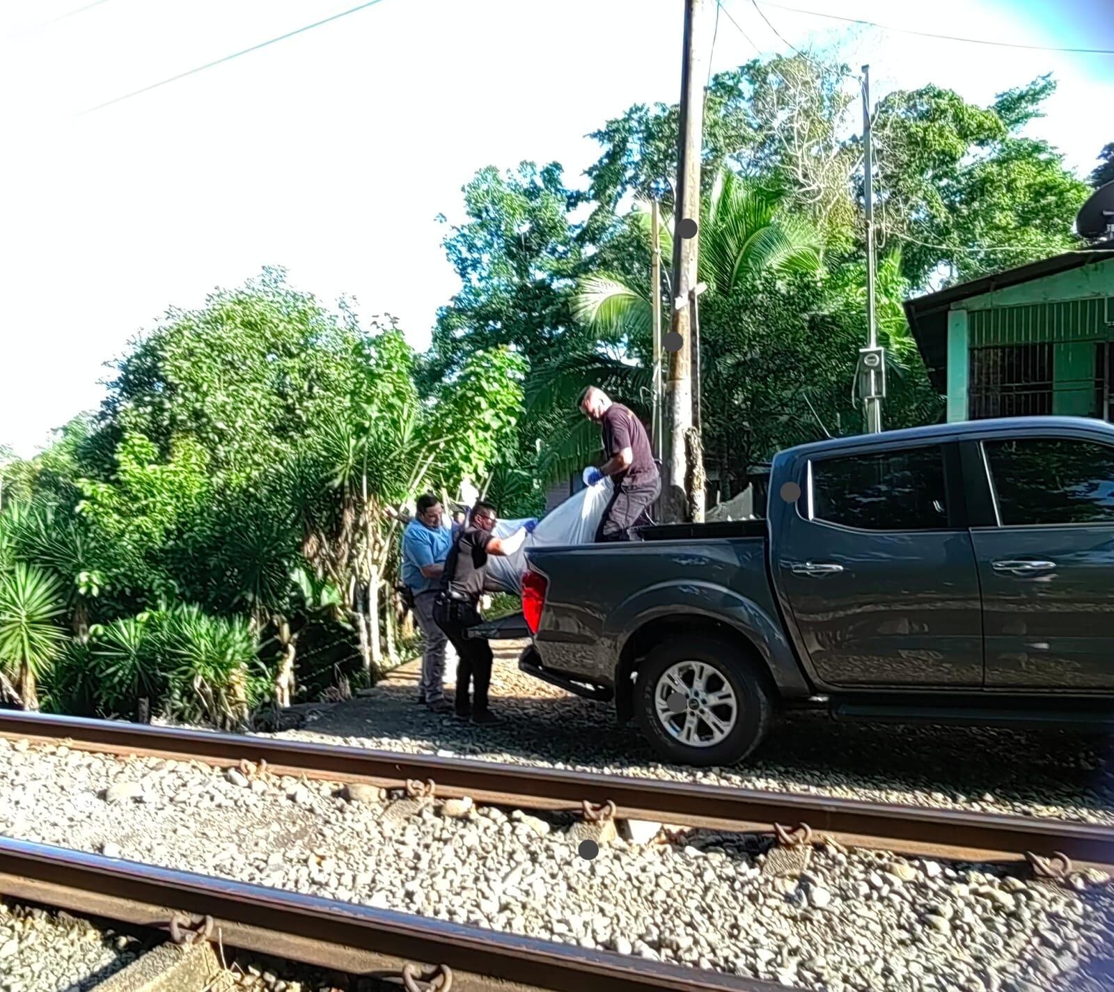 Además de levantar el cuerpo de Benavides, los agentes del OIJ recolectaron muestras de la comida que le sirvieron antes de su deceso. Foto: Reiner Montero.