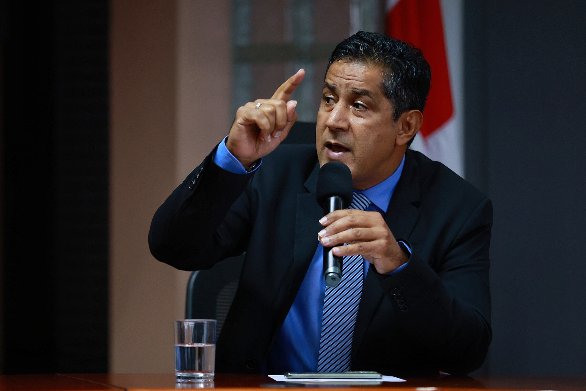 Nogui Acosta, ministro de Hacienda de Costa Rica, cuestionado por sus declaraciones sobre políticas públicas de educación.