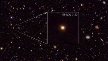 Telescopio James Webb descubre eslabón perdido: Galaxia única con estrellas masivas y más calientes