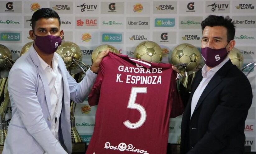 Presentación de Kevin Espinoza, nuevo jugador de Saprissa. Facebook Saprissa.
