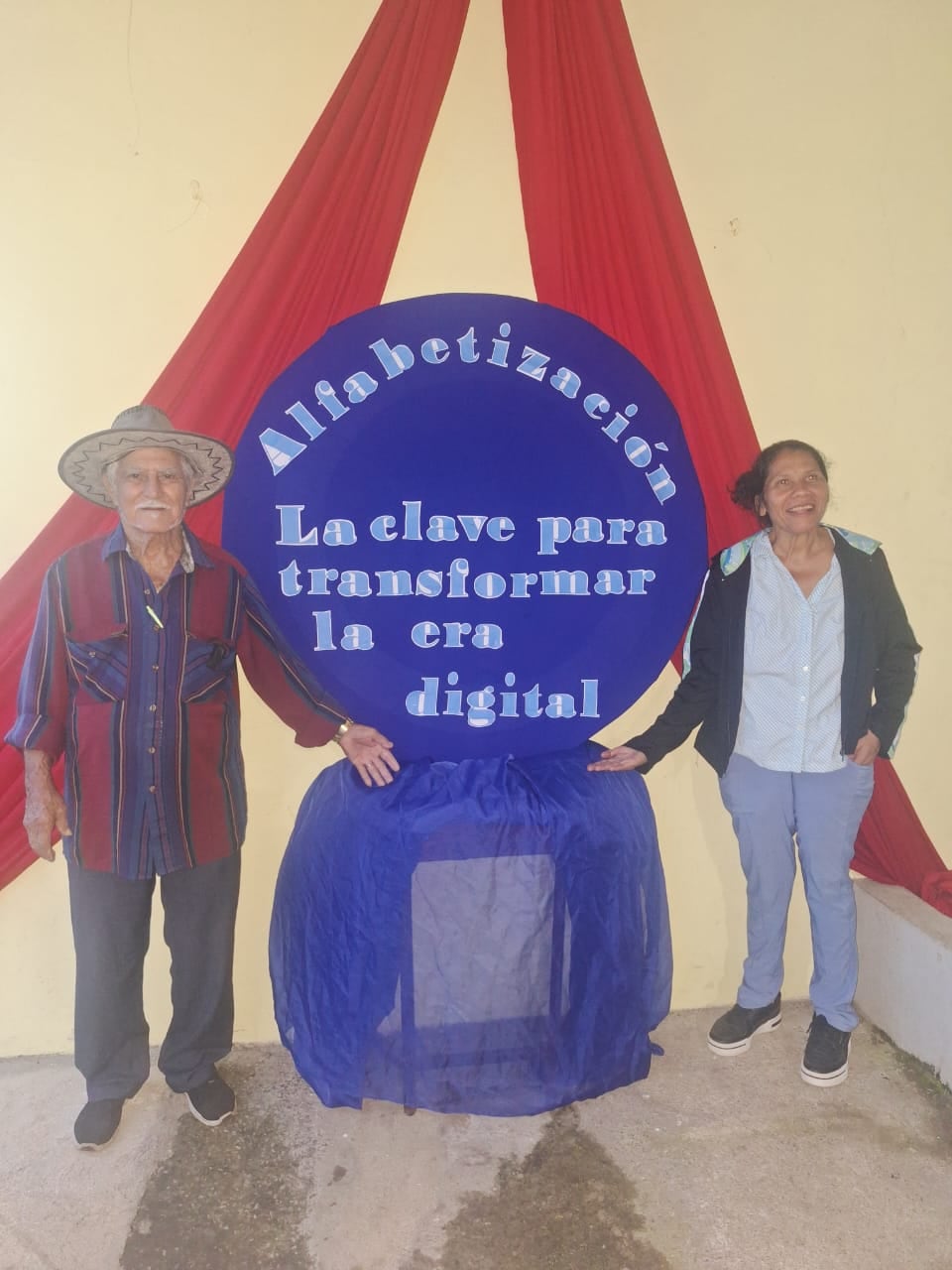 Don Erasmo, de 90 años, y doña Fátina, de 51, demuestran que para el estudio y la realización personal no hay edad. Él cursa sexto grado y ella sétimo año.