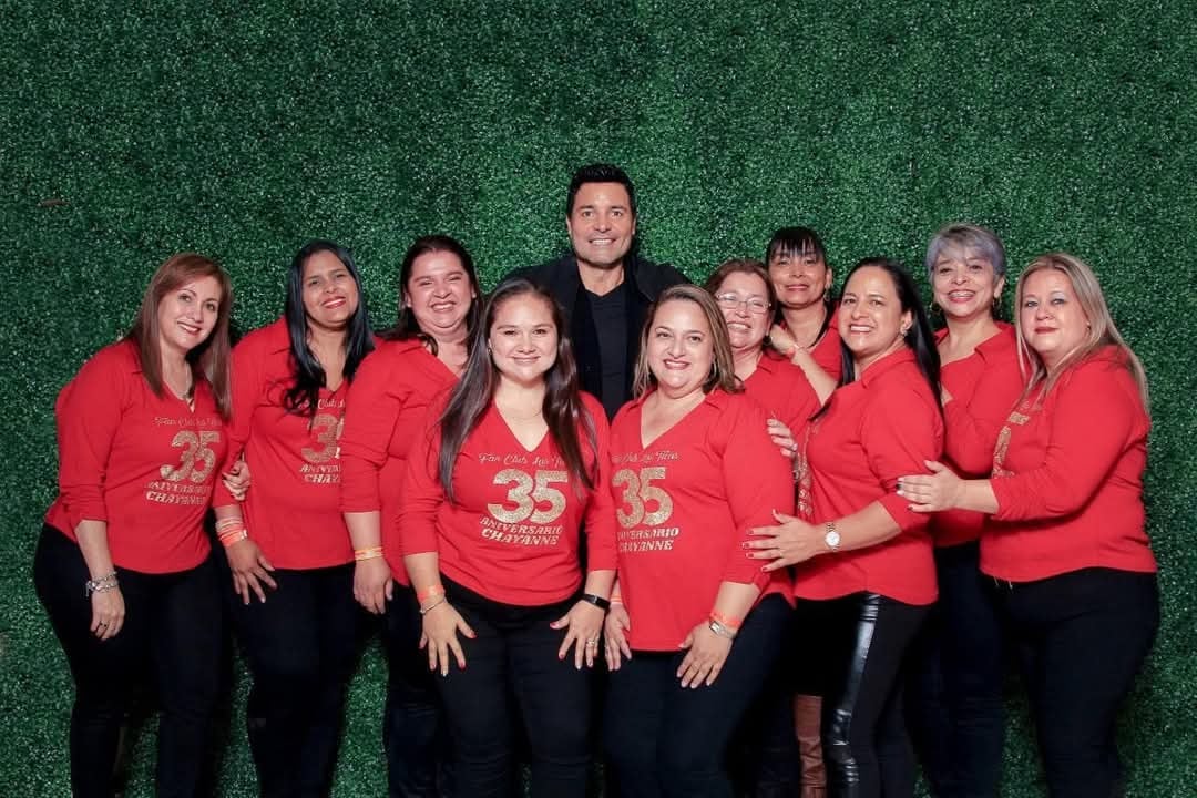 El club de fans Las Ticas de Chayanne, en concierto y posando con Chayanne.