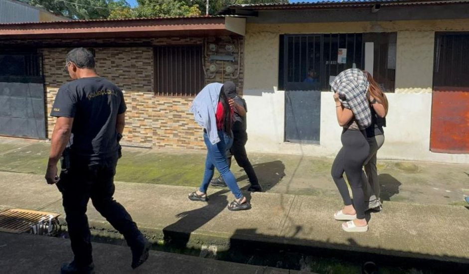 Dos sospechosas de trata de menores detenidas este lunes en Heredia. Fotografía:
