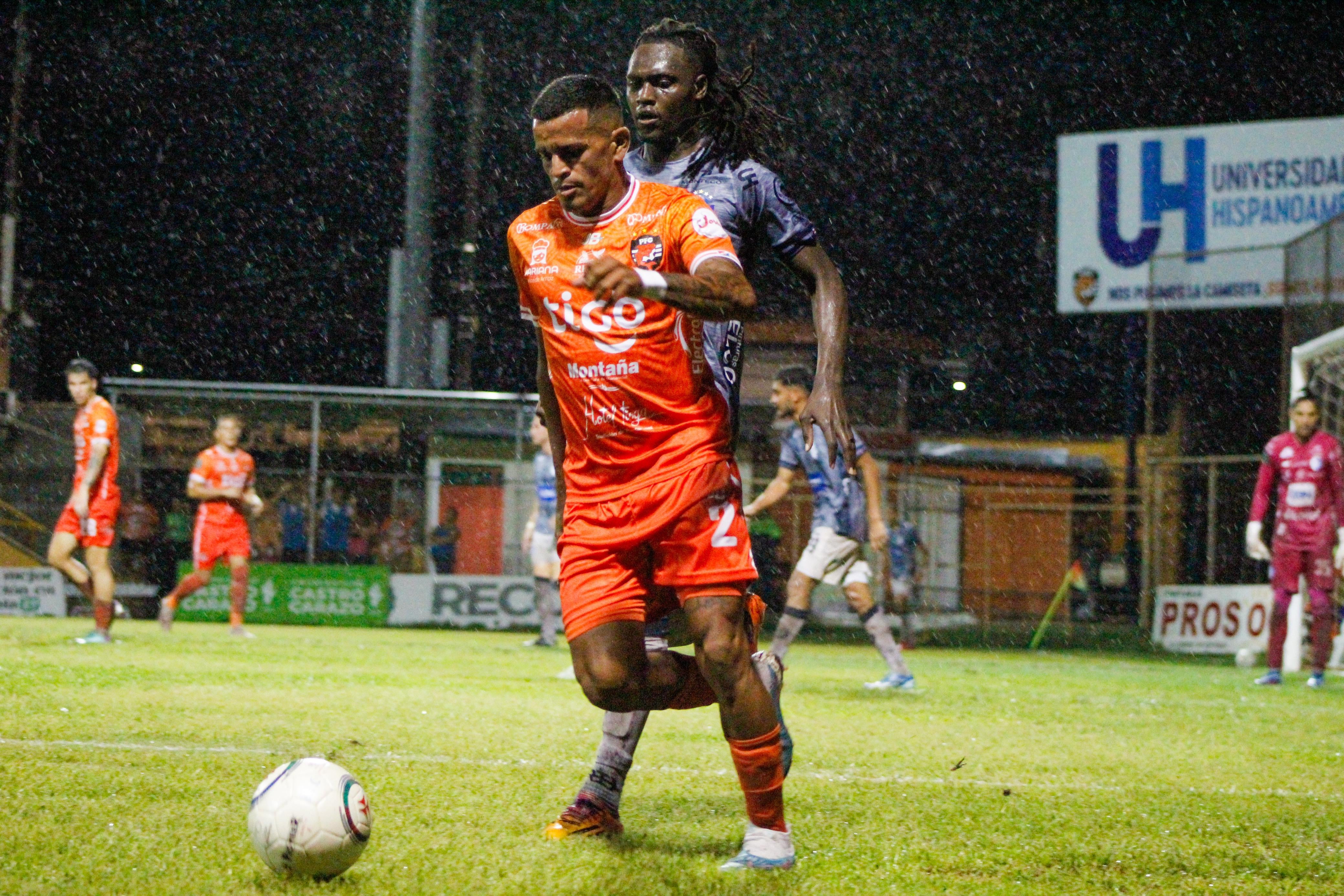 El jugador de Puntarenas, Marco Gutiérrez (2) y el defensor de Cartaginés Aubrey David tuvieron un duelo parejo en el Lito Pérez.