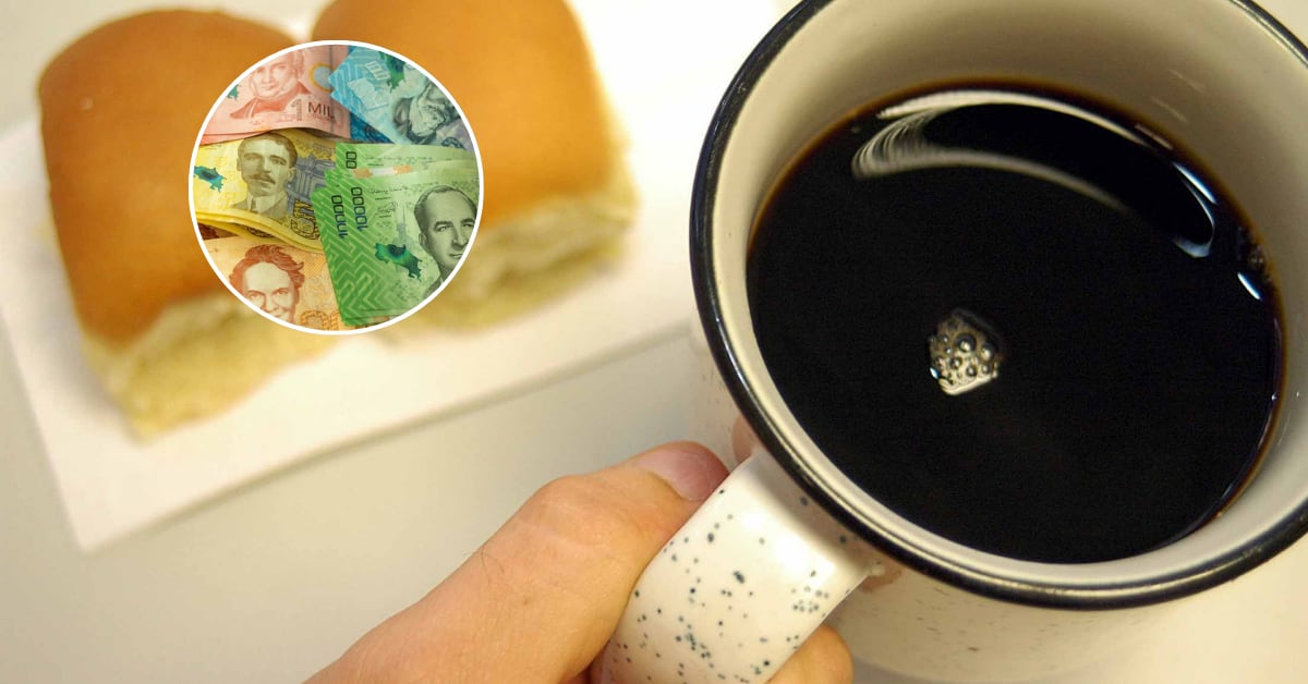 Taza de café negro en primer plano, sostenida por una mano, con dos paneles en el fondo. Inserto con colones costarricenses simboliza el aumento en el precio del café
