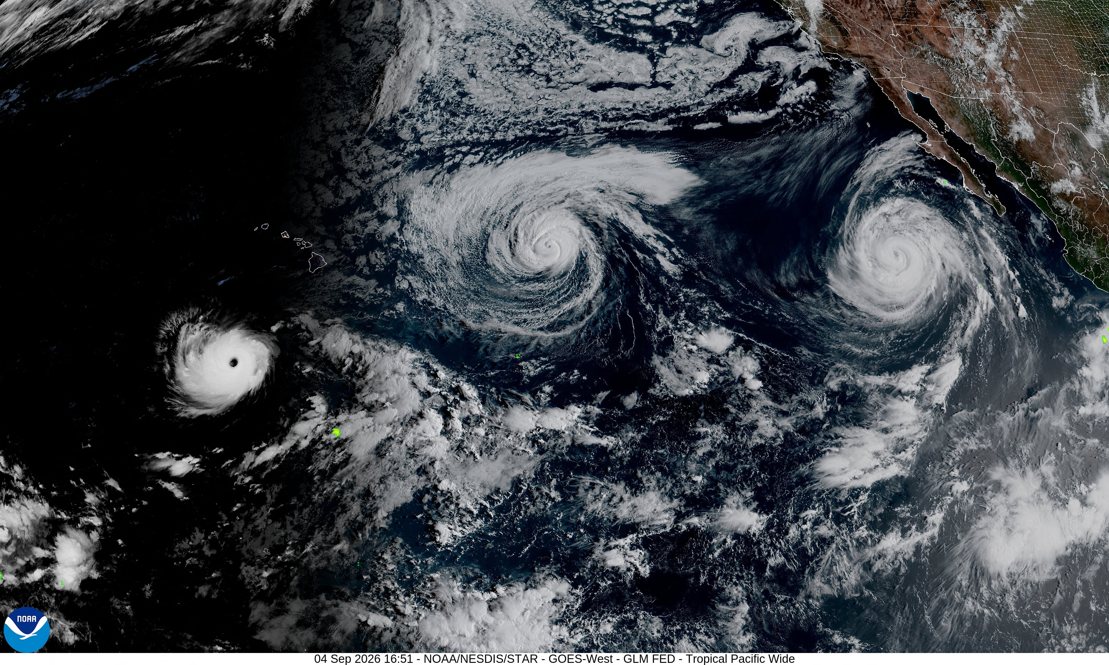 En la imagen satelital, se observan los huracanes Marie, Karina y Lowell en el océano Pacífico este 4 de setiembre del 2026.