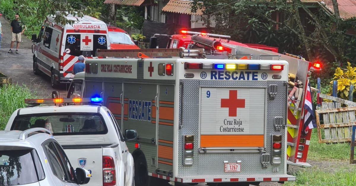 El comité de la Cruz Roja en Turrúcares no pudo atender la caída de una mujer en una quebrada, ya que la camilla de su ambulancia está retenida en el Hospital San Rafael de Alajuela. Se requirió el despliegue de ambulancias desde el centro. (Foto: cortesía Cruz Roja)