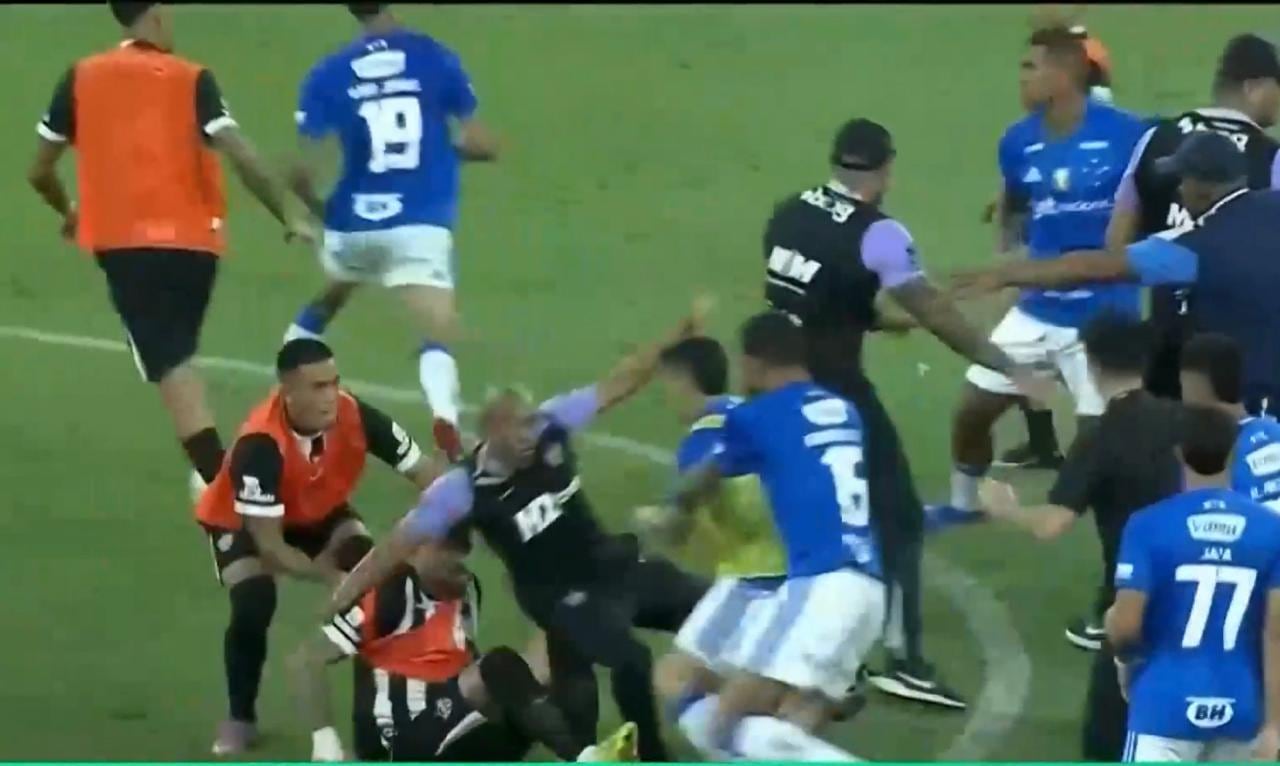 Los jugadores de Cruzeiro y Atlético Mineiro se enfrascaron en una pelea al cierre de la final del campeonato estatal.