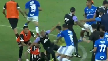 Vea la tremenda batalla campal del fútbol brasileño: todos contra todos a los golpes