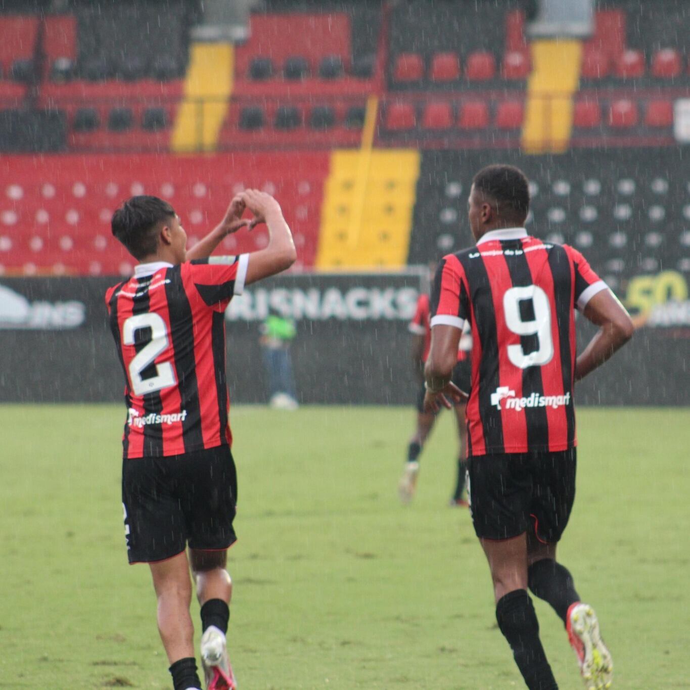Allan Villalobos (2) consiguió el gol de Liga Deportiva Alajuelense en la final U-15 contra Saprissa. La 'S' se impuso en el global.