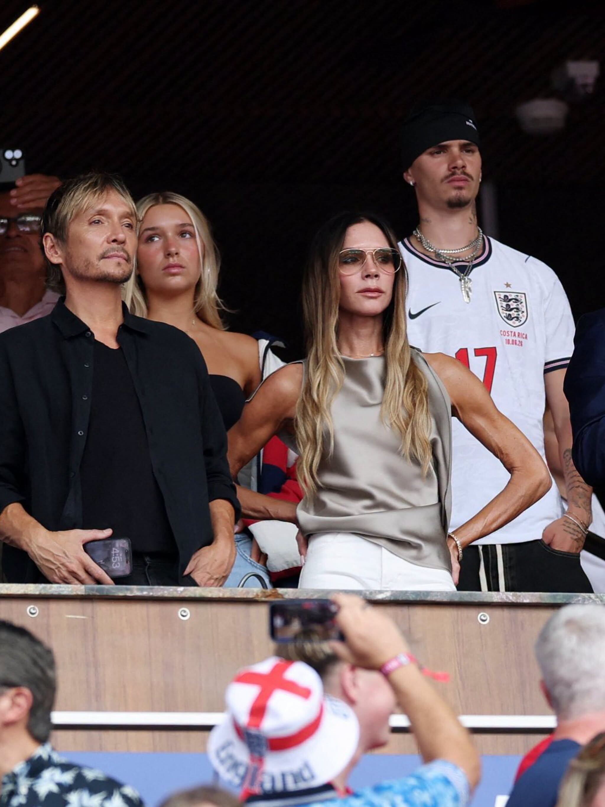 Romeo Beckham ve el partido entre Noruega e Inglaterra detrás de su madre, Victoria Beckham. Él lució en ese juego del Mundial 2026 una camisa que tuvo repercusión en Costa Rica.