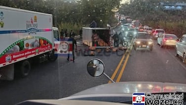 Colisión y vuelco de camión en la Bernardo Soto causó colapso vial