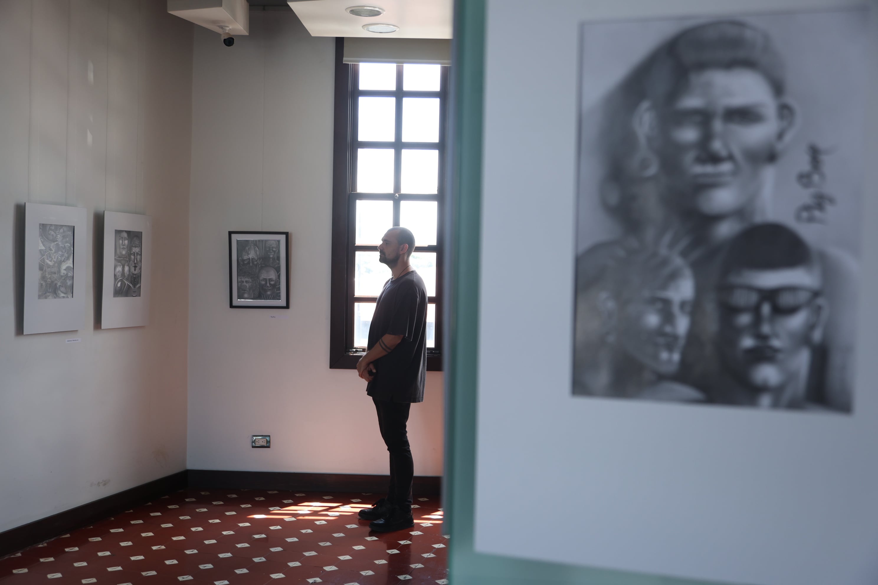 Retratos del artista Eduardo Vásquez durante su exposición “Gris Oscuro”