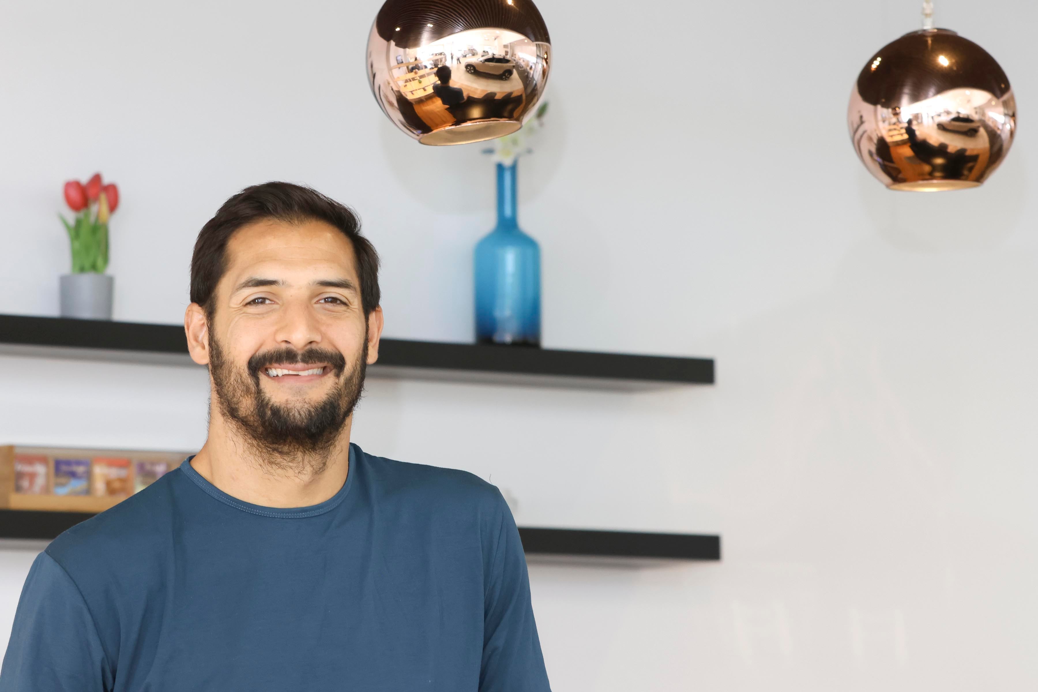 Celso Borges y su nuevo auto eléctrico de la marca Volvo