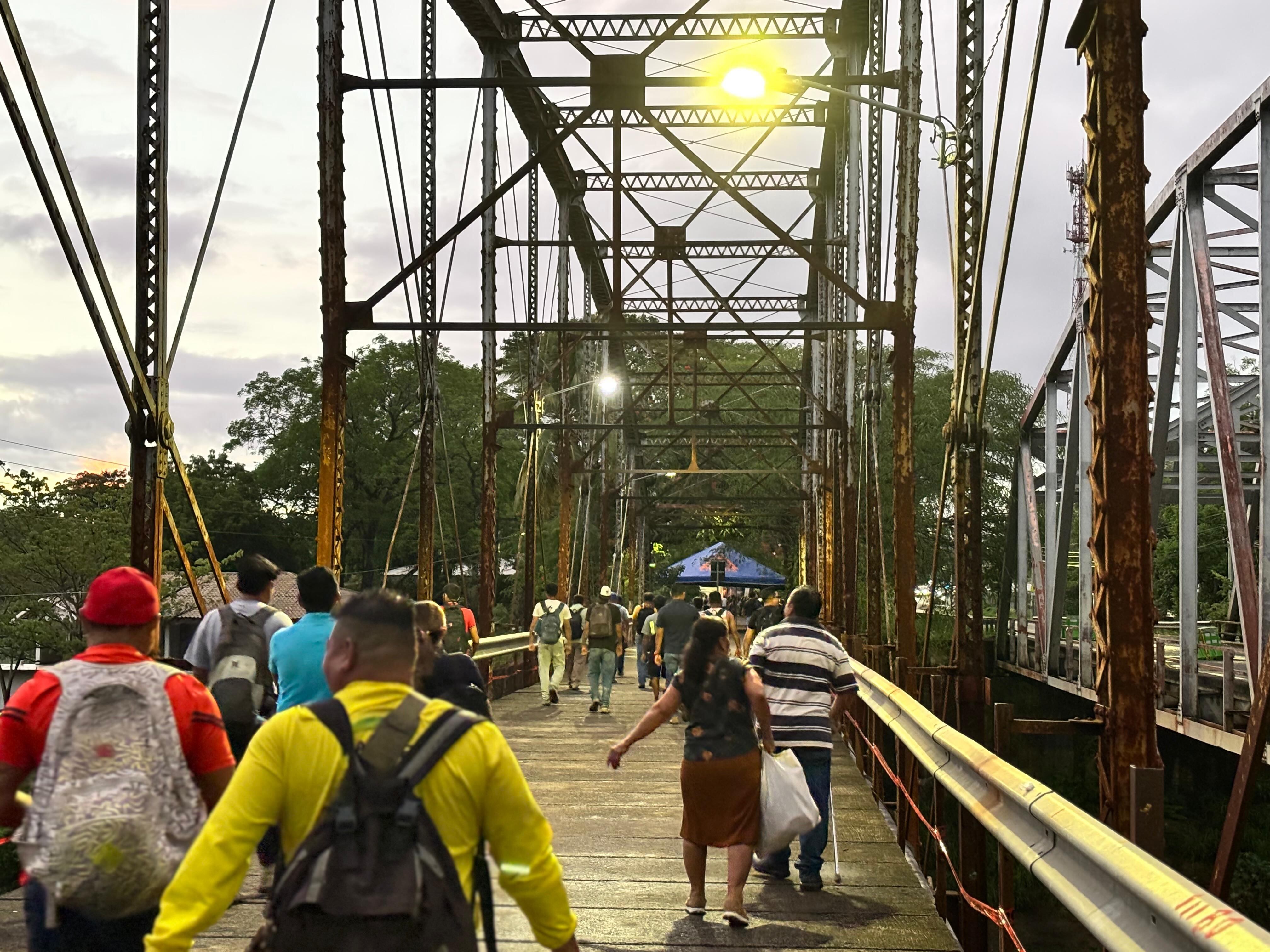 Peatones usando puente Guardia.